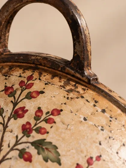 Close-up of the metal hanging handle and its attachment to a saj.